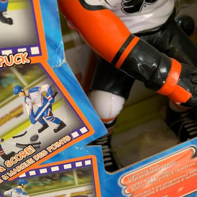 LOT 62 A: 2 NIP SNI NHL Philadelphia Flyers Remote Control Hockey Players