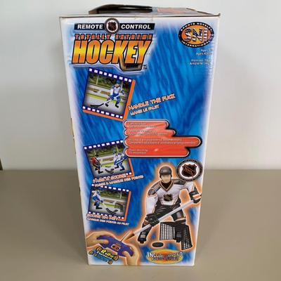 LOT 62 A: 2 NIP SNI NHL Philadelphia Flyers Remote Control Hockey Players