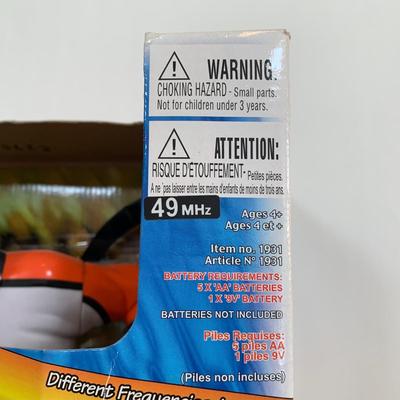 LOT 62 A: 2 NIP SNI NHL Philadelphia Flyers Remote Control Hockey Players