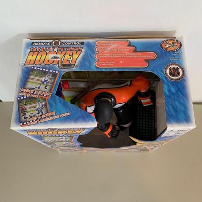 LOT 62 A: 2 NIP SNI NHL Philadelphia Flyers Remote Control Hockey Players