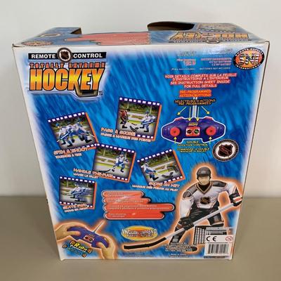 LOT 62 A: 2 NIP SNI NHL Philadelphia Flyers Remote Control Hockey Players