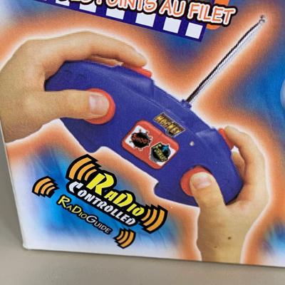 LOT 62 A: 2 NIP SNI NHL Philadelphia Flyers Remote Control Hockey Players