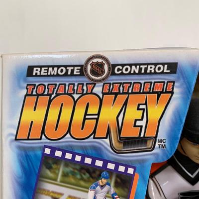 LOT 62 A: 2 NIP SNI NHL Philadelphia Flyers Remote Control Hockey Players