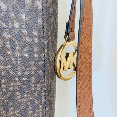 LOT 110A: Michael Kors Jet Set Travel Large Logo Messenger Bag