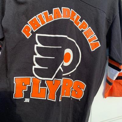 LOT 150 B: NHL Philadelphia Flyers 1995 Bear Hockey Player Stocking & Junior Size Medium (10 - 12) Quarter Sleeve T-Shirt