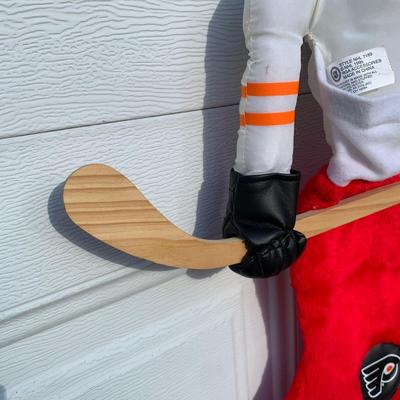 LOT 150 B: NHL Philadelphia Flyers 1995 Bear Hockey Player Stocking & Junior Size Medium (10 - 12) Quarter Sleeve T-Shirt