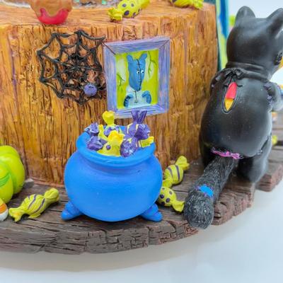 LOT 171B: Disney Winnie the Pooh Halloween “The Wonderful Thing About Tiggers” Musical Snow Globe