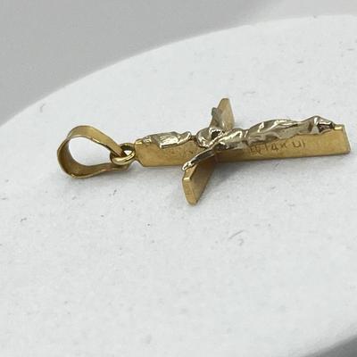 LOT 194J: 14K Yellow Gold Crucifix Pendant