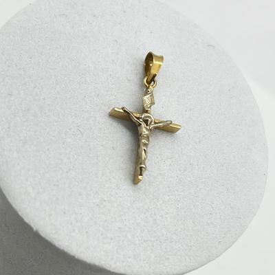 LOT 194J: 14K Yellow Gold Crucifix Pendant