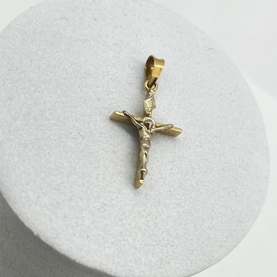 LOT 194J: 14K Yellow Gold Crucifix Pendant