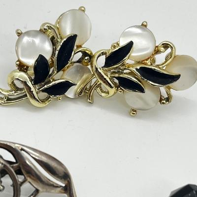 LOT 231J: Collection of Screw Back Earrings, Pendants and Pins