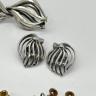 LOT 231J: Collection of Screw Back Earrings, Pendants and Pins