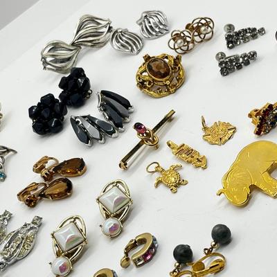 LOT 231J: Collection of Screw Back Earrings, Pendants and Pins