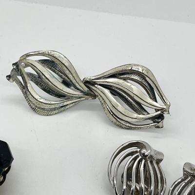 LOT 231J: Collection of Screw Back Earrings, Pendants and Pins