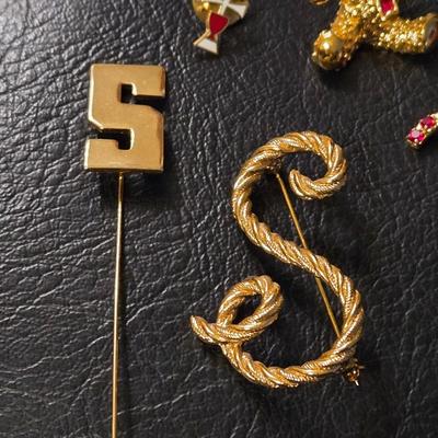 Christmas Pins, Brooches, and Pendants