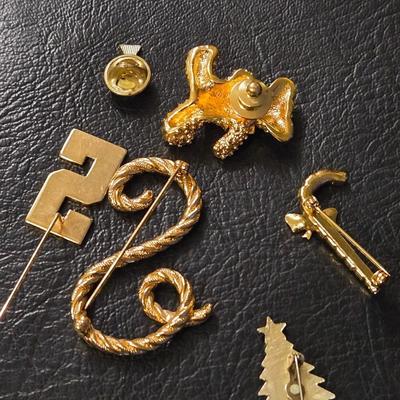 Christmas Pins, Brooches, and Pendants