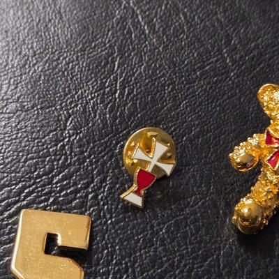 Christmas Pins, Brooches, and Pendants