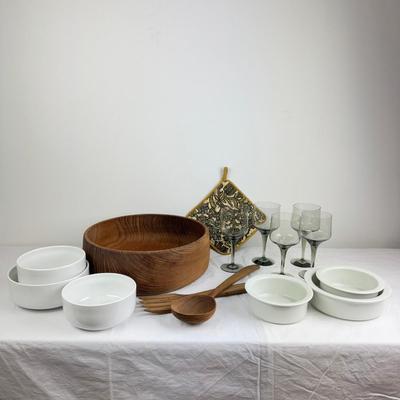 1052 Vintage Wooden Salad Set With Oreffors Smokey Wine Glasses