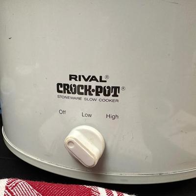 Vintage Rival Crockpot with Dish Towels, Casserole Carrier and more!