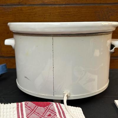 Vintage Rival Crockpot with Dish Towels, Casserole Carrier and more!