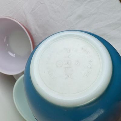1085 Vintage Pyrex Multi Colored Mixing Bowls