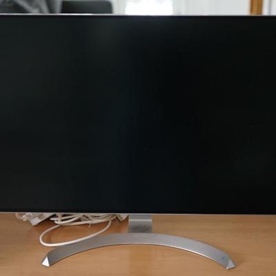 LG ADJUSTABLE STAND MONITOR 32" SCREEN