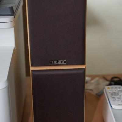 PAIR OF MISSION TABLE TOP OR BOOSHELF SPEAKERS