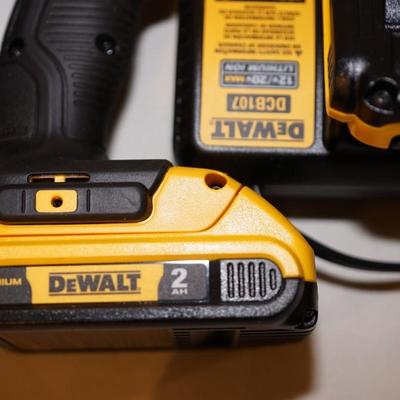 DEWALT DCL 050 20 VOLT HANDHELD WORK LIGHT W/ BATTERY