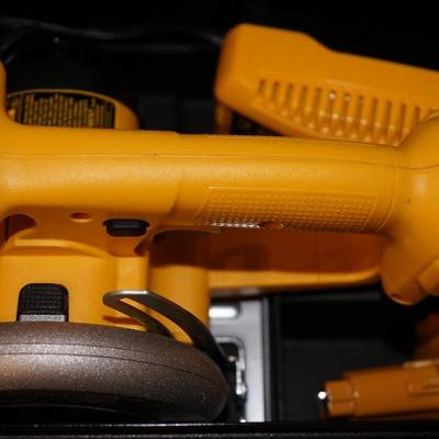 DEWALT TRIM SAW D930 W/ METAL BOX CASE