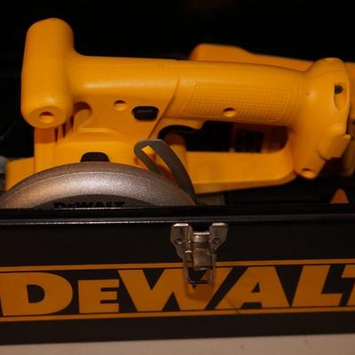 DEWALT TRIM SAW D930 W/ METAL BOX CASE