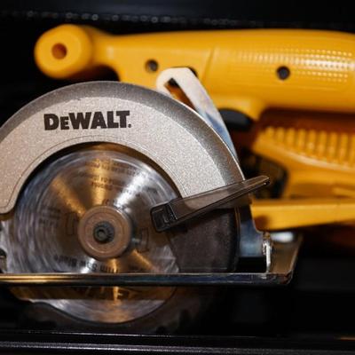 DEWALT TRIM SAW D930 W/ METAL BOX CASE
