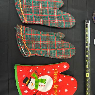 Lot of Vintage Christmas Decor including Mugs, Aprons and More!