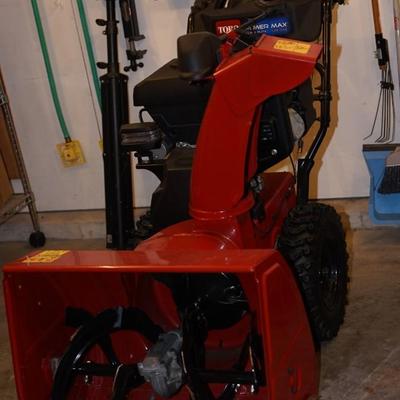 Sale Photo Thumbnail #323: Heavy duty self propelled two stage snow blower 
28" 
electric start /start gas 
single hand chute control
265cc OHV 4 cycle
6 forward speeds
2 reverse speeds 
This snow blower was very well cared for. It appears to be new. Tires etc in excellent clean co