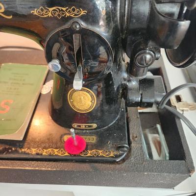 Vintage Singer Sewing Machine Model 15 w Accessories & Case Powers up running