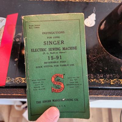 Vintage Singer Sewing Machine Model 15 w Accessories & Case Powers up running