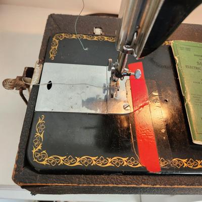 Vintage Singer Sewing Machine Model 15 w Accessories & Case Powers up running