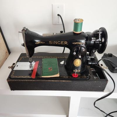 Vintage Singer Sewing Machine Model 15 w Accessories & Case Powers up running