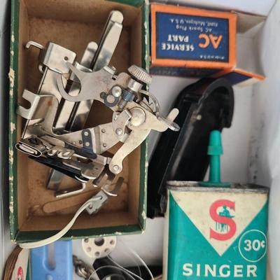 Vintage Singer Sewing Machine Model 15 w Accessories & Case Powers up running