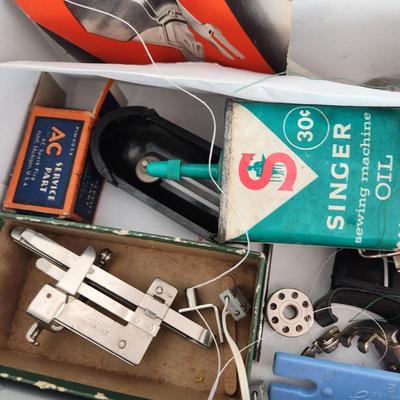 Vintage Singer Sewing Machine Model 15 w Accessories & Case Powers up running