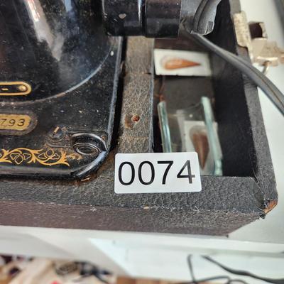 Vintage Singer Sewing Machine Model 15 w Accessories & Case Powers up running