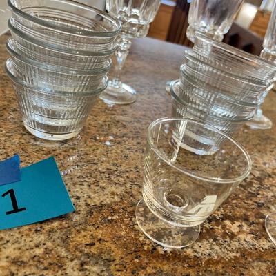 Lot 91 12 clear ramikins, 2 crystal cordial glasses, 3 wine glasses