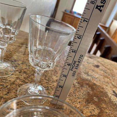 Lot 91 12 clear ramikins, 2 crystal cordial glasses, 3 wine glasses