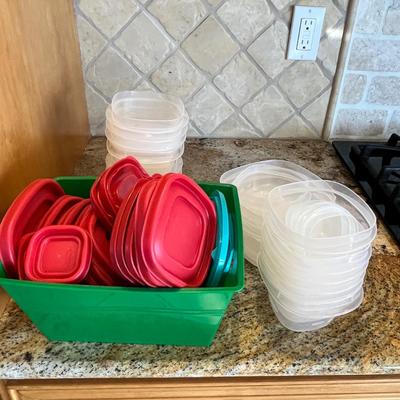 Lot 93 rubbermaid storage containers and lids