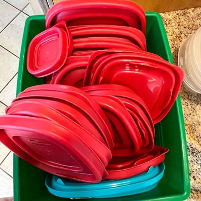 Lot 93 rubbermaid storage containers and lids