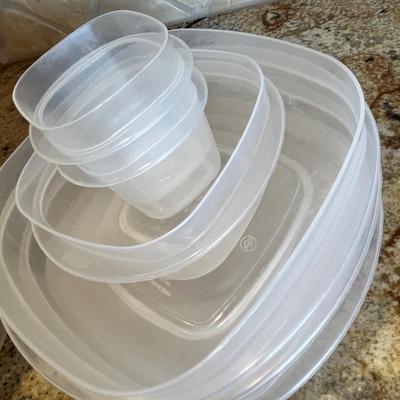 Lot 93 rubbermaid storage containers and lids