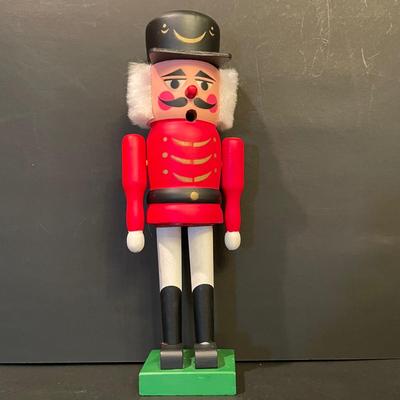 LOT::17 . Smoking Talisman Soldier, Charming Miniature Winter Scene Dioramas, and Musical Manager Scene