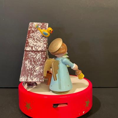 LOT::17 . Smoking Talisman Soldier, Charming Miniature Winter Scene Dioramas, and Musical Manager Scene