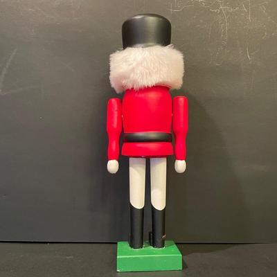 LOT::17 . Smoking Talisman Soldier, Charming Miniature Winter Scene Dioramas, and Musical Manager Scene