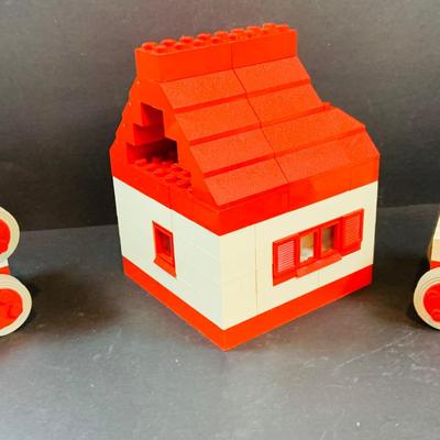 LOT 52: Vintage Renwal Human Skull Life Size Assembly Kit and Human Skeleton Assembly Kit and Lego Building Blocks