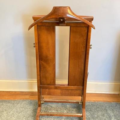 LOT 59: Vintage Gentleman's Wood Valet